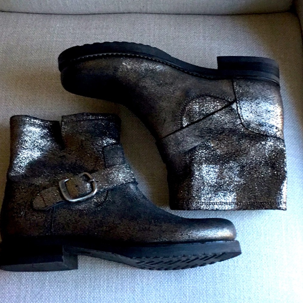 Woman’s size 8M Frye bootie in gold textured leather